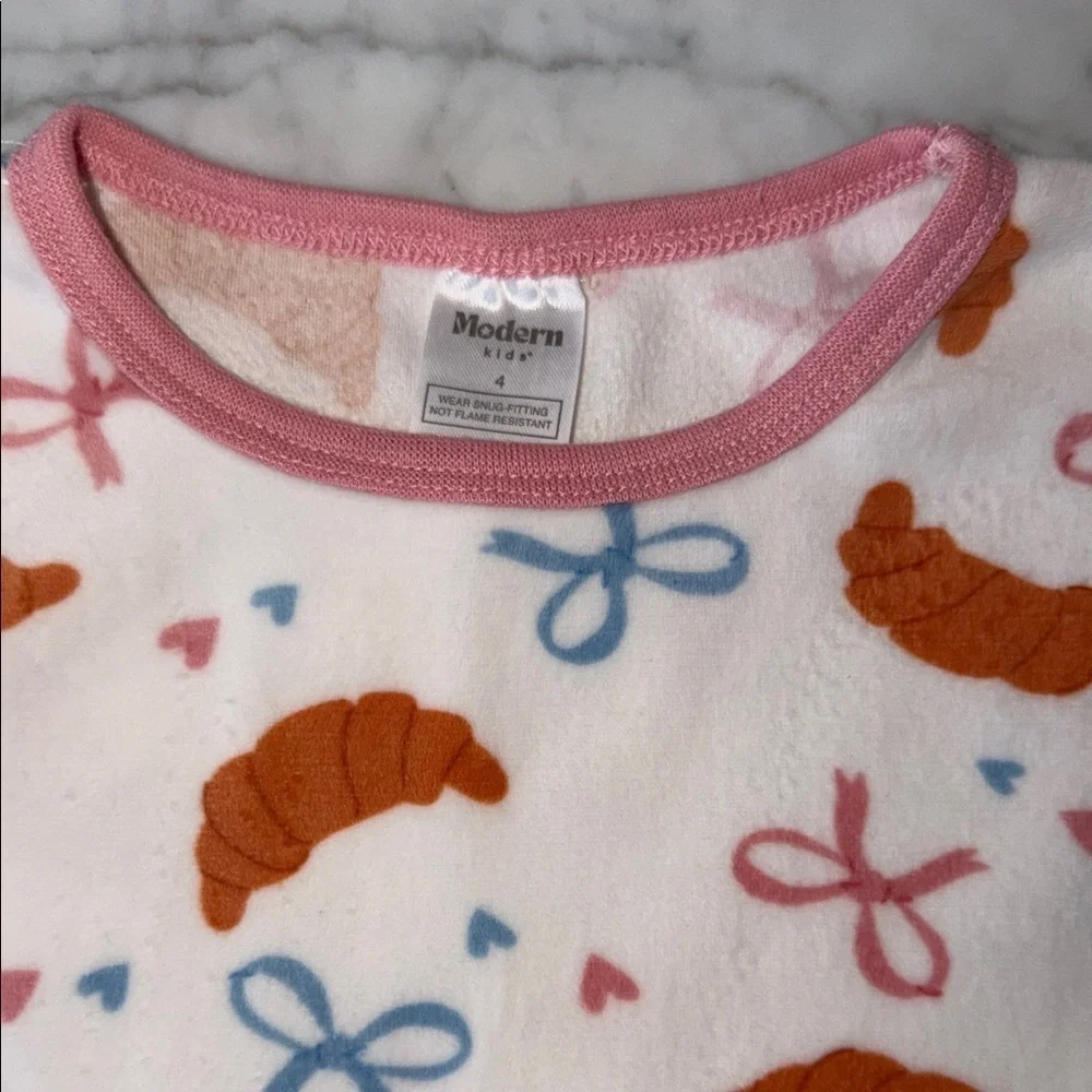 Charming Kids Pajama Set with Croissant and Bow Design 4Y